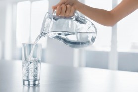 TERIFIANT // Ce s-a întâmplat cu un bărbat care a băut 10 litri de apă pe zi timp de 2 ani